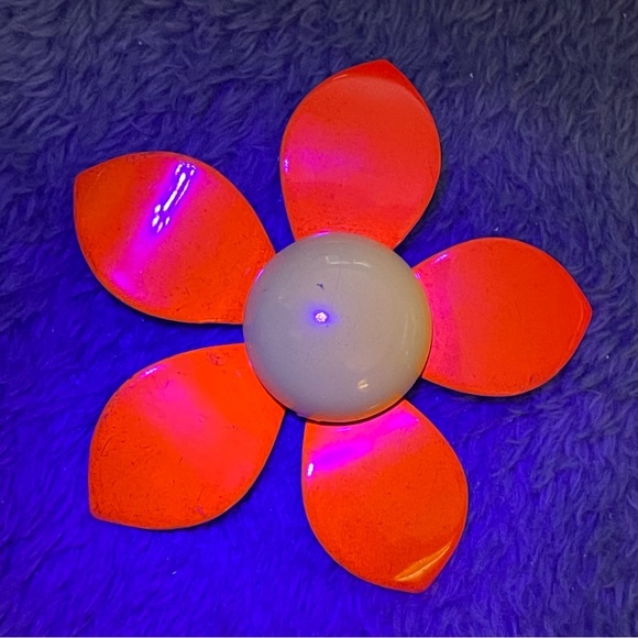 Vintage enamel on copper 5 petal flower power brooch orange yellow mod - Picture 8 of 8